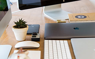 别只盯着爱游戏官方网站像不像，真正要看的是备案信息和页面脚本